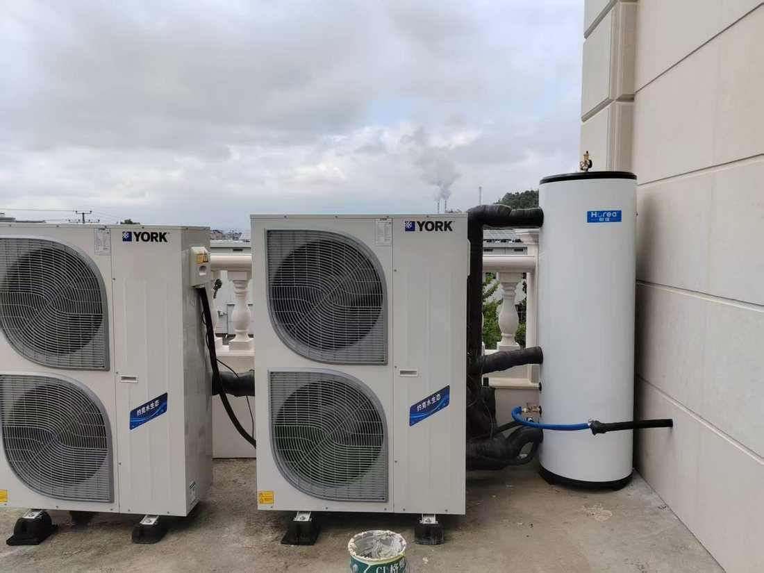 永耀本地项目实拍:双主机与热水水箱安装现场